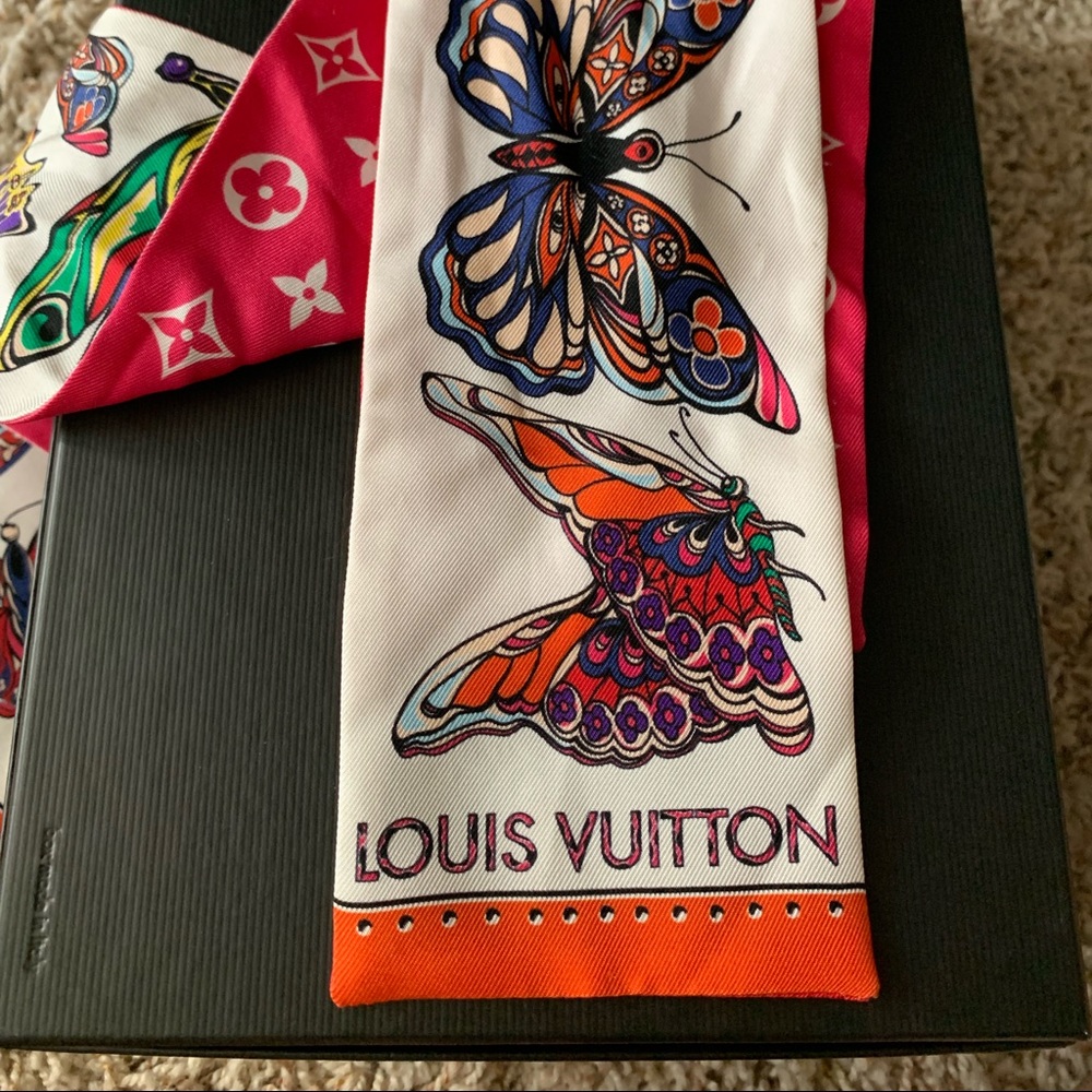 💥💌SOLD🎉📫LV Twilly